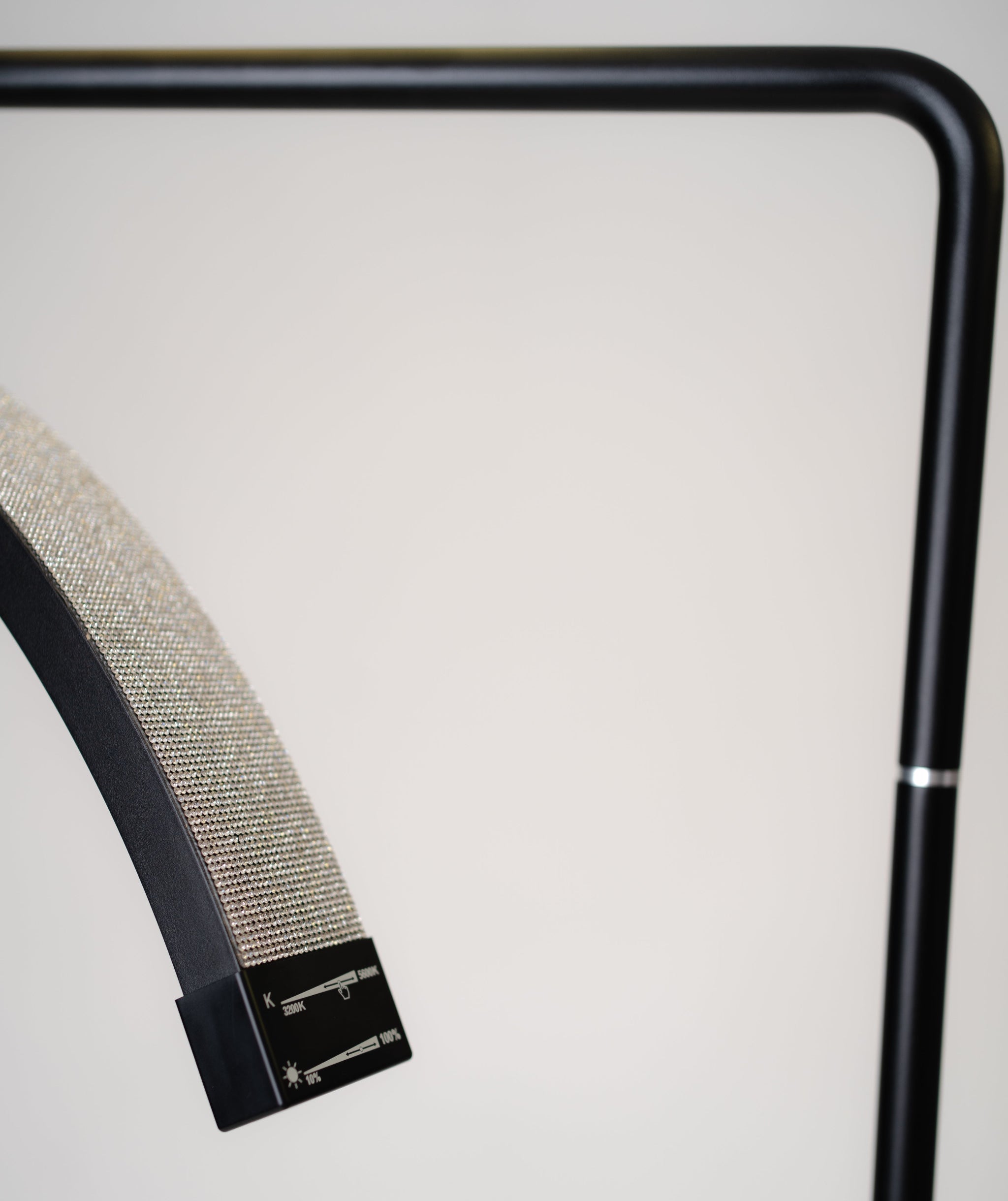 Lampada a mezzaluna con diamante nero