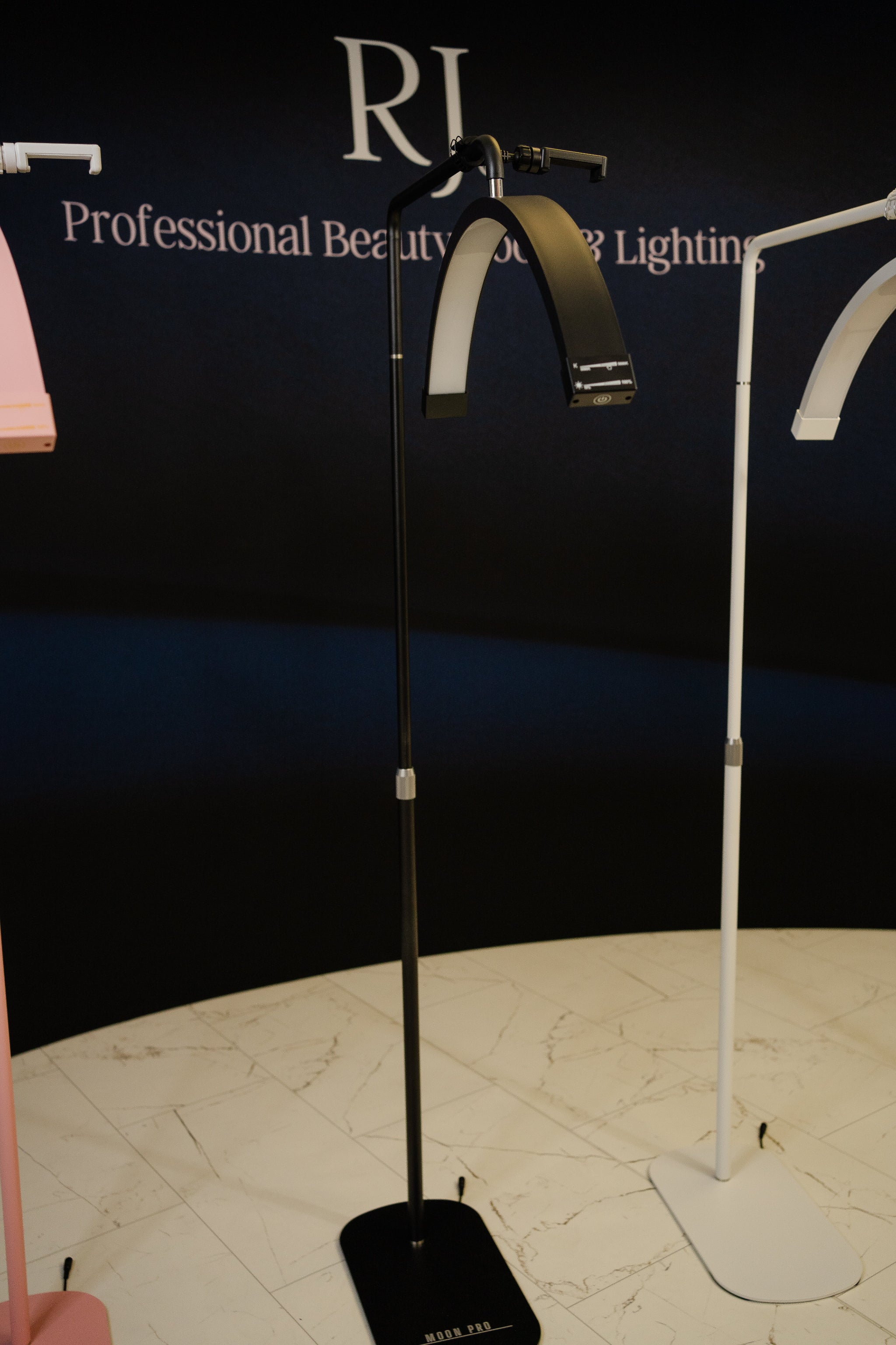 Lampada a mezzaluna nera per estetisti