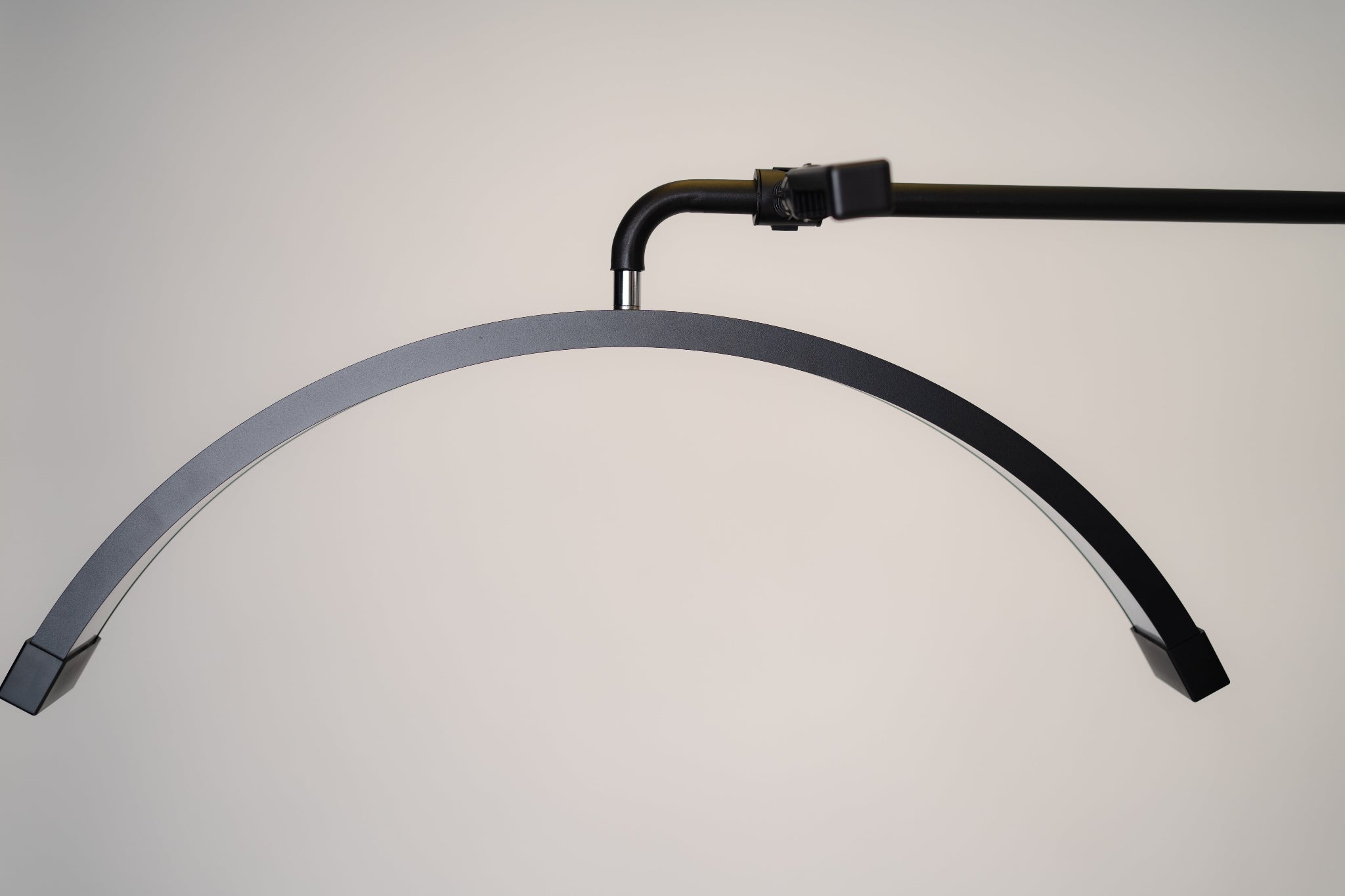 Luce professionale LED a mezzaluna per la bellezza, nera 