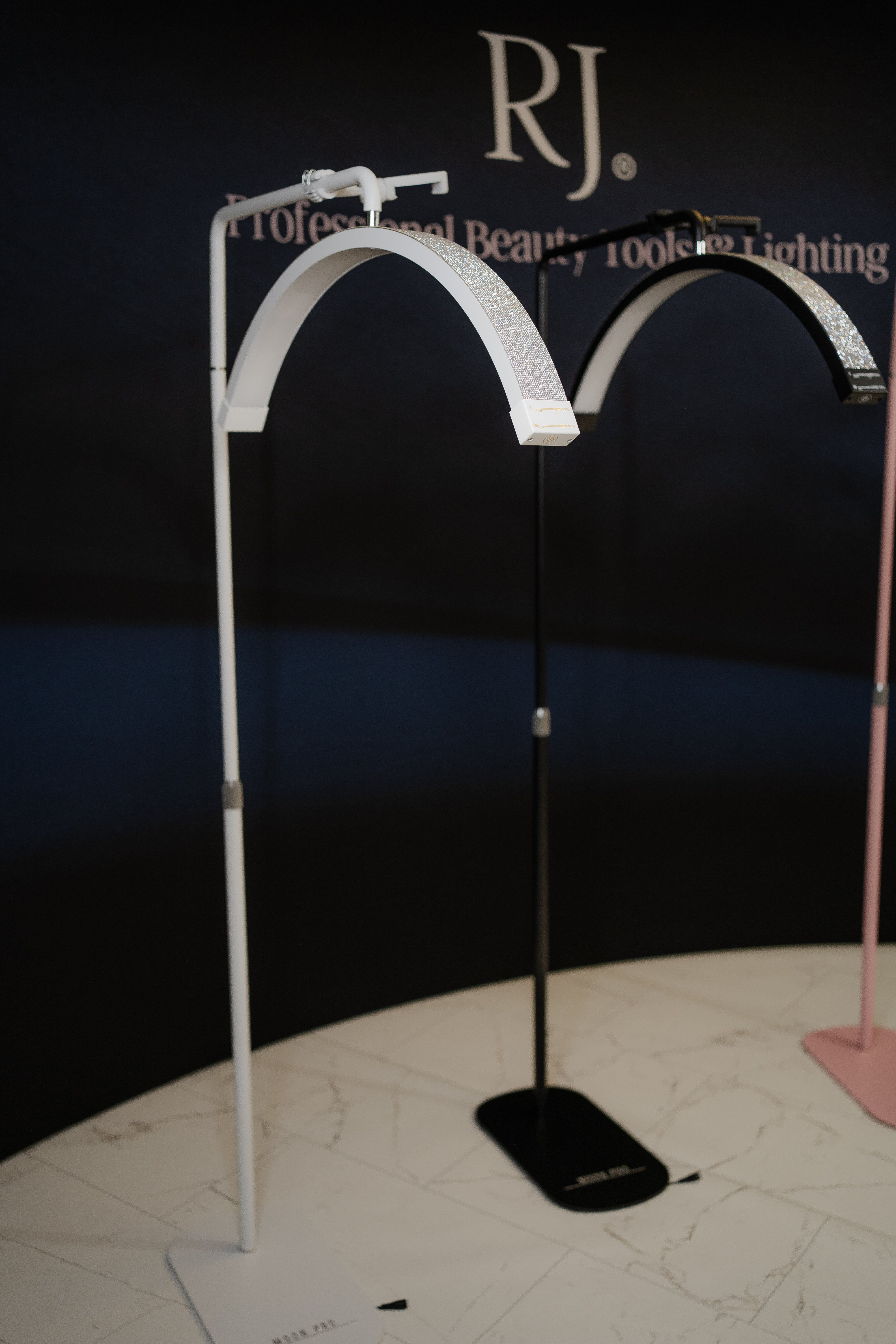 Luce bianca e nera a forma di mezzaluna 