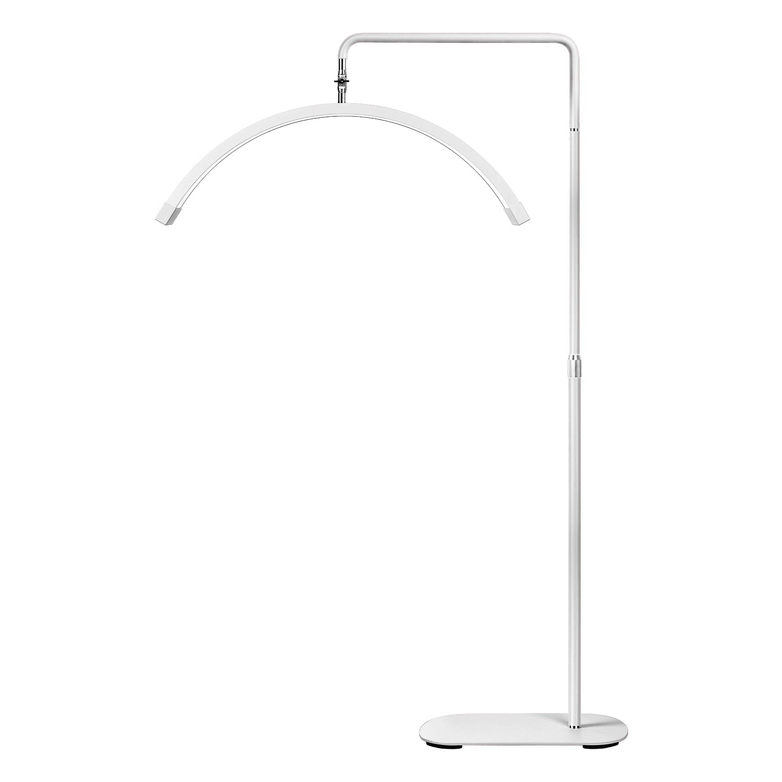 Una lampada da terra con diffusore di luce a forma di mezzaluna, esposta in varie posizioni per mostrare le sue capacità di regolazione multiangolare.